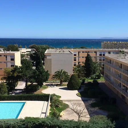 With One Bedroom In Le Lavandou, With Wonderful Mountain Vie *